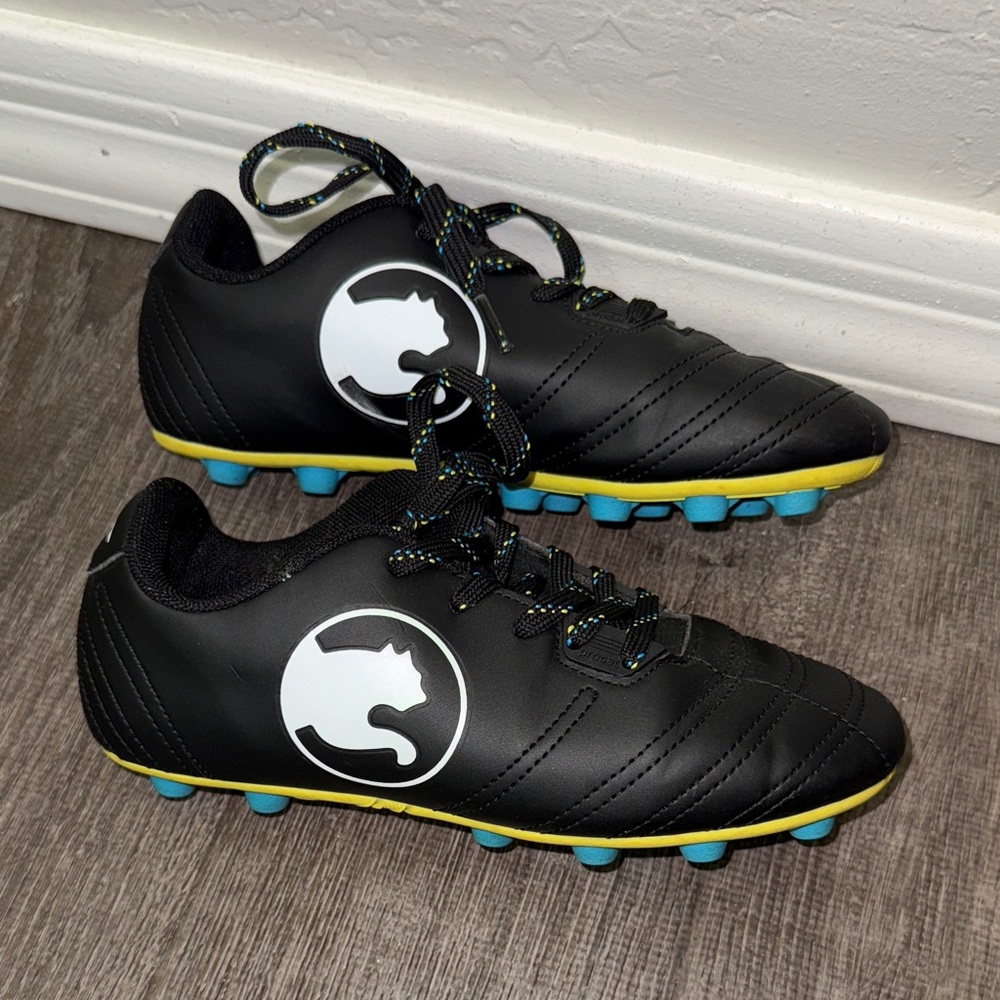 ProCat by Puma Size 3 kids Pitch Soccer Cleat